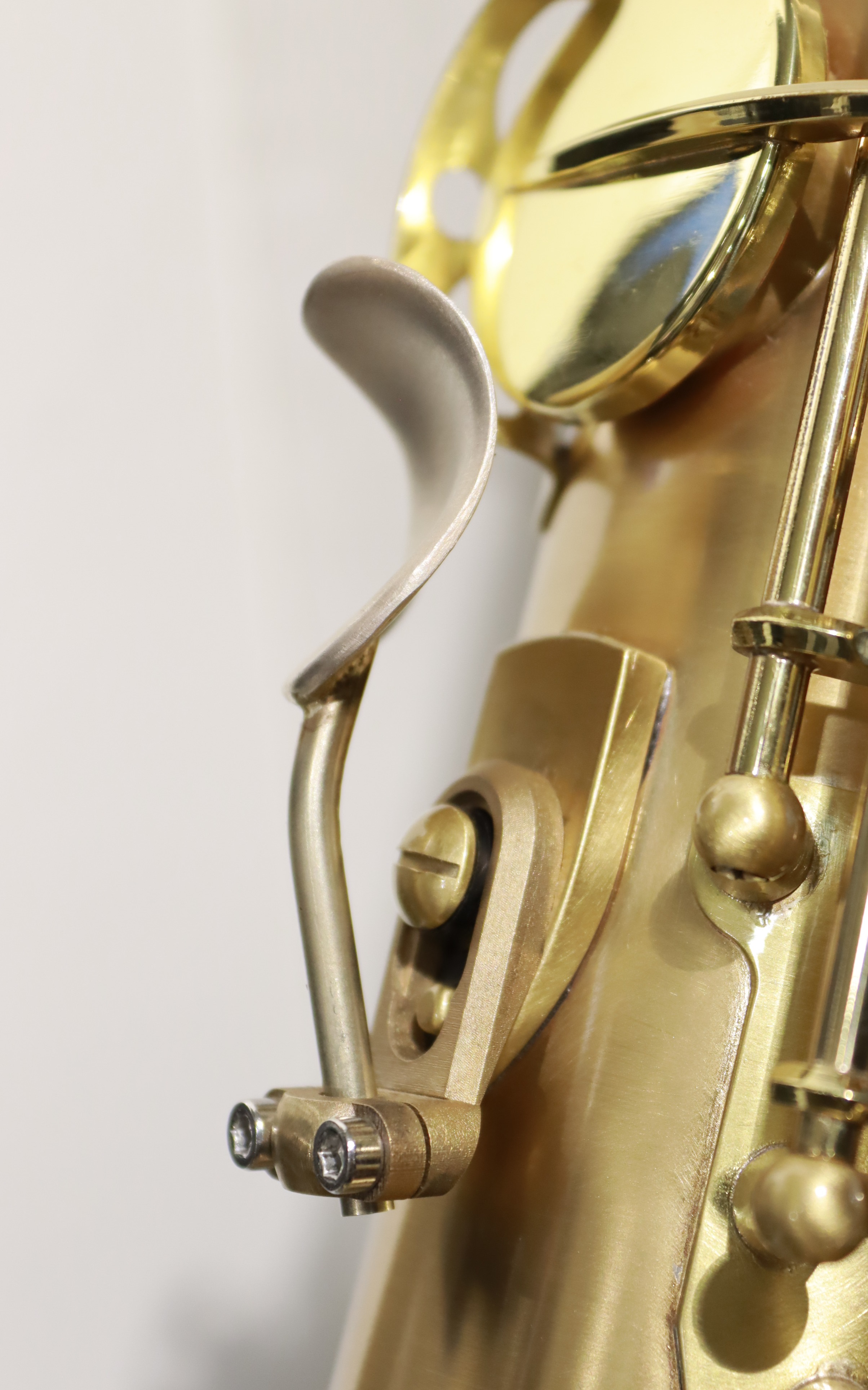 Rechter vergoldeter Daumenhaken für Saxophon Messing Fingerschutz 